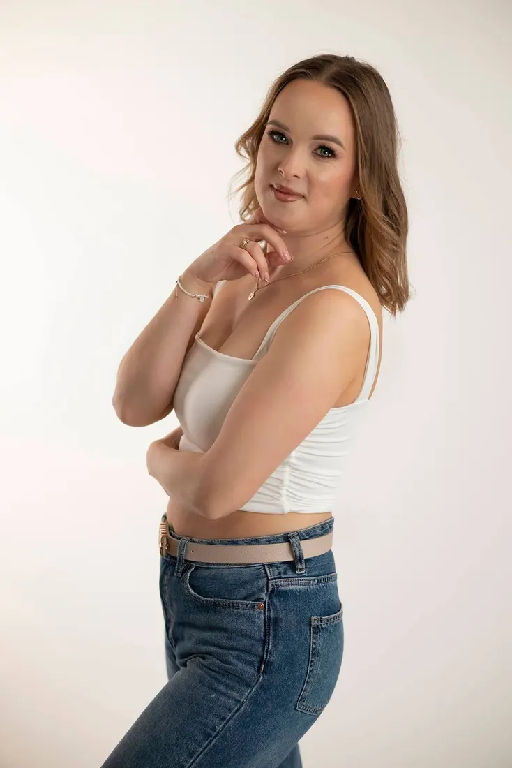 Portret kobiety siedzącej na białym podeście