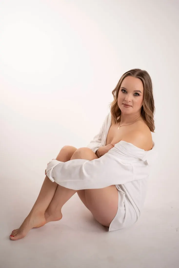 Portret kobiety na białym tle, dłoń przy twarzy